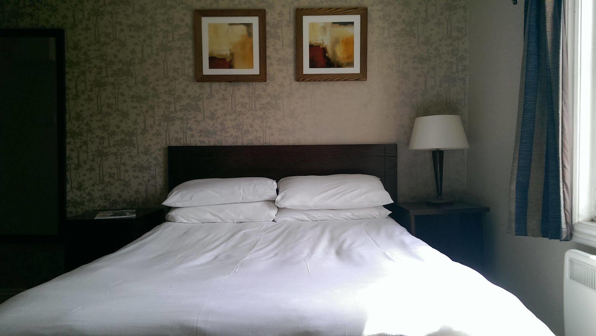 The Bell Hotel & Inn By Greene King Inns Woburn Esterno foto